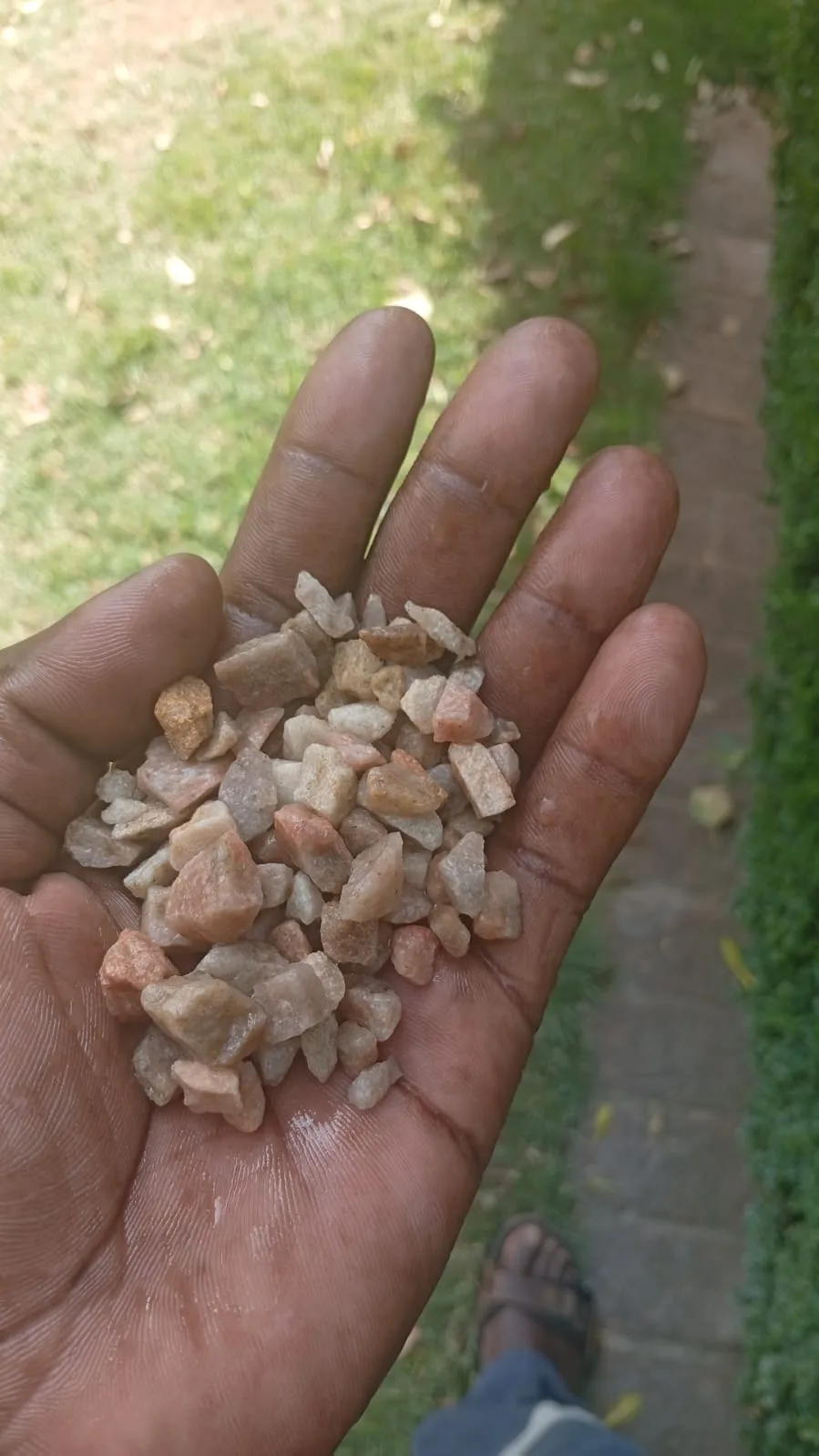 13 mm crushed aggregate — angular stone, within BERA's 3–16 mm range.